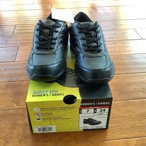 Treadsafe Lizzy Wide Width Slip Resistant Shoe. Size 7